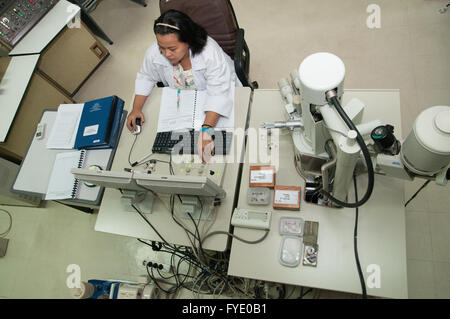 Jakarta Selatan, Indonesien. 26. April 2016. Forscher betreibt Rasterelektronenmikroskop "REM" Maschine, Rock mineralischen Fotos einzufangen. SEM zum Analysieren der Felsen Mineralien bis zu 1µm. Es kann 300.000 x als üblich zoom Mikroskop zu polarisieren. © Anton rexha/Pacific Press/Alamy Live-Nachrichten Stockfoto