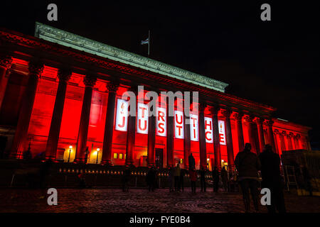 Liverpool, Vereinigtes Königreich. 26. April 2016. St.-Georgs Halle in Liverpool erstrahlt in rot mit einem Banner, das liest "Wahrheit. Justiz. "auf Dienstag, 26. April 2016 nach der Hillsborough Inquest-Jury ihre Urteile über die Hillsborough-Katastrophe im Jahr 1989 zurück. Die Jury kam zu dem Schluss, dass alle 96 Liverpool-Fans rechtswidrig getötet wurden. Bildnachweis: Christopher Middleton/Alamy Live-Nachrichten Stockfoto