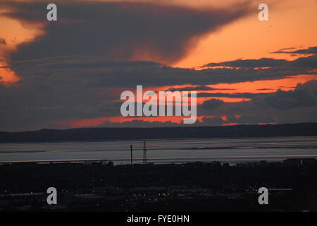 Williamsons Park, Lancaster, United Kingdom, 26. April 2016.  Von den Stufen des Denkmals Ashton in Williamson Park, Lancaster Blick auf Morecambe, die Gewitterwolken über dem nördlichen Ufer der Bucht. Bildnachweis: David Billinge/Alamy Live-Nachrichten Stockfoto