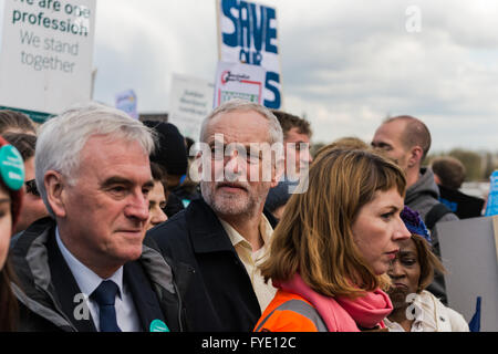 London, UK. 26. April 2016. Jeremy Corbyn und John McDonnell nehmen Teil in "London-Marsch, die Junior-Ärzte-Streik zu unterstützen". Wiktor Szymanowicz/Alamy Live-Nachrichten Stockfoto