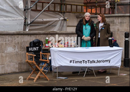 London, UK. 26. April 2016. Demonstranten außerhalb des Gesundheitsministeriums unterstützen die Ärzte-Streik gegen die Regierung die Einführung eines neuen Vertrags. Wiktor Szymanowicz / Alamy Live News Stockfoto