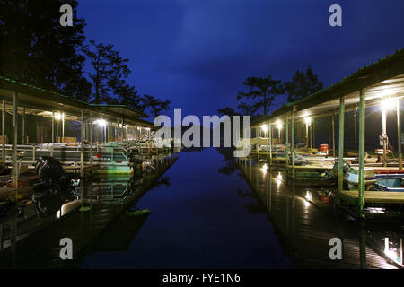 Schattigen Waldwiese Resort Bootshafen in der Abenddämmerung auf Caddo Lake in der Nähe von unsicher, Texas. Stockfoto