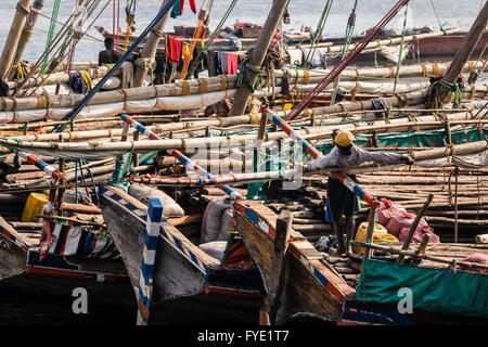 Viele Trading-Daus im Hafen von Stonetown, Zanzibar Stockfoto