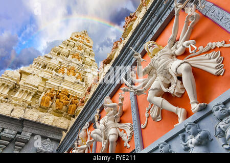 Regenbogen über Dravidian Architektur außen von Sri Senpaga Vinayagar Hindu-Tempel in Singapur Stockfoto