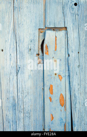 Detail von einer alten blauen Holztür voller Kratzer Stockfoto