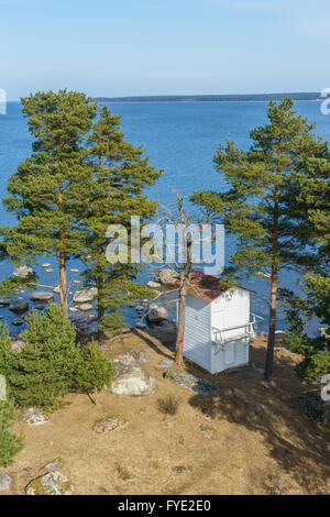 Von oben Blick auf kleine hölzerne Leuchtturm in Kasmu, Estland Stockfoto