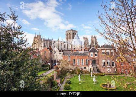 York Minster von der Stadtmauer, York, North Yorkshire, England, UK Stockfoto