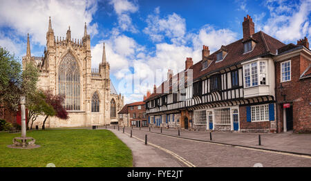 College Street, York, mit St William College auf der rechten Seite und die Ostfassade des York Minster auf der linken Seite. Stockfoto