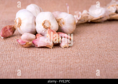 Bild von frischem Knoblauch auf Jute sack Stockfoto