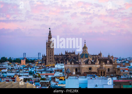 Sonnenuntergang in Sevilla, Blick vom Metropol Parasol in der alten Kathedrale, Sevilla, Spanien Stockfoto