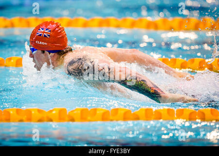 GLASGOW, UK: 25. April 2016 konkurriert James Clegg bei den Para-schwimmen-Prozessen. Stockfoto