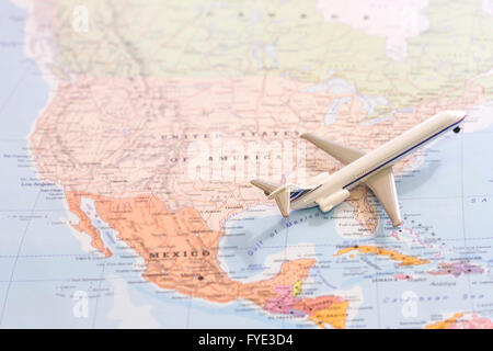 Miniatur eines Passagierflugzeuges Einnahme von der Landkarte der Vereinigten Staaten von Amerika nach Osten fliegen. Konzeptbild für Tourismus und t Stockfoto