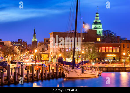 ANNAPOLIS, MARYLAND - 1. April 2015: Der Hafen von Annapolis in der Abenddämmerung mit sichtbaren Logos. Die Stadt ist die Hauptstadt von Maryland. Stockfoto