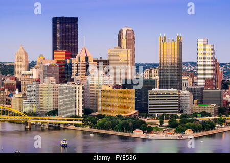 Pittsburgh, Pennsylvania, USA in der Abenddämmerung. Stockfoto