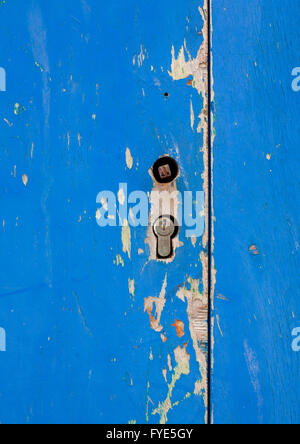 Detail des blauen Holztür mit Kratzern Stockfoto