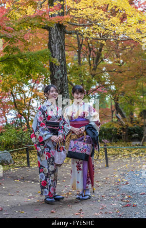 KYOTO, JAPAN - 18. November 2014: Zwei japanische Mädchen in traditionellen Kimonos, Momiji Saison in Kyoto Stockfoto