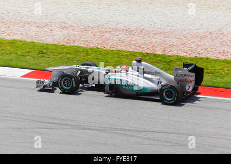 SEPANG, MALAYSIA - 8. APRIL: Michael Schumacher (Mercedes Petronas Team) im ersten Training am 8. April 2011, Formel 1 GP Sepang, Stockfoto