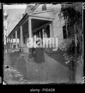 Viktorianische Foto einer Frau außerhalb des Bon-Air-Hauses in Fallston, Maryland Stockfoto