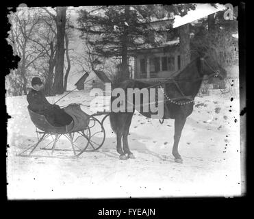 Viktorianische Foto eines Mannes mit Pferd und Kutsche im Schnee auf dem Bon Air House in Fallston, Maryland Stockfoto