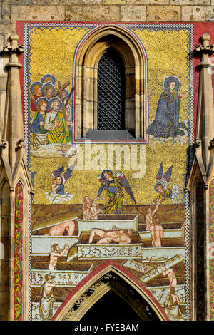 Prag, Tschechische Republik. St Vitus Cathedral 82 m ² Mosaik zeigt das jüngste Gericht. Linken Teil des Triptychon - Just steigt aus... Stockfoto