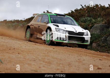 VIANA DO CASTELO, PORTUGAL - 21 APRIL: Skoda Fabia R5 WRC2 in Tests für Rallye Portugal in Viana do Castelo, Portugal, 21. April 2016. Stockfoto