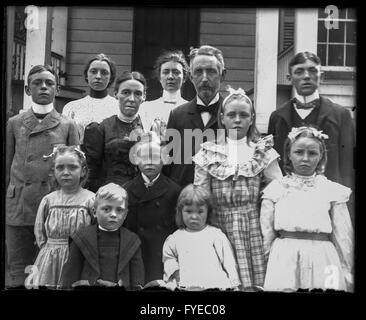 Viktorianische Foto einer Familie außerhalb ihrer Heimat in Fallston, Maryland. Stockfoto