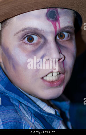 Junge gekleidet als Zombie Kopf geschossen Stockfoto