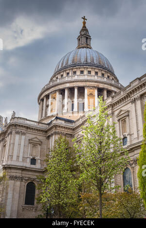 St. Pauls Cathedral in London vor einem bewölkten Himmel. Von dem Architekten Sir Christopher Wren. Stockfoto