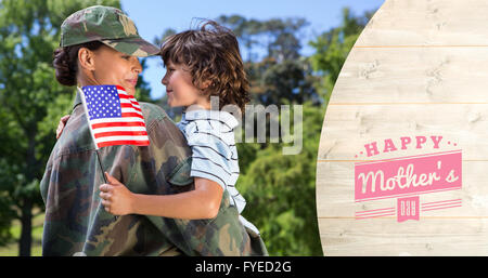 Zusammengesetztes Bild der Armee Frau mit Sohn Stockfoto