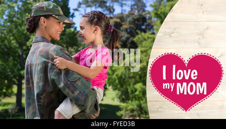 Zusammengesetztes Bild der Armee Frau mit Tochter Stockfoto