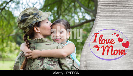 Zusammengesetztes Bild der Mutter in Armee-Uniform küssen Tochter Stockfoto