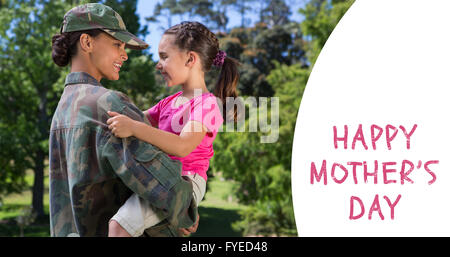 Zusammengesetztes Bild der Armee Frau mit Tochter Stockfoto