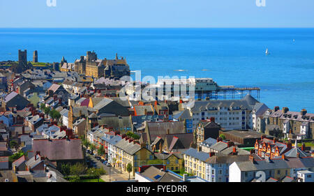 Übersicht-Schuss von bunten Aberystwyth im Sommer mit dem Meereshorizont in der Ferne Stockfoto