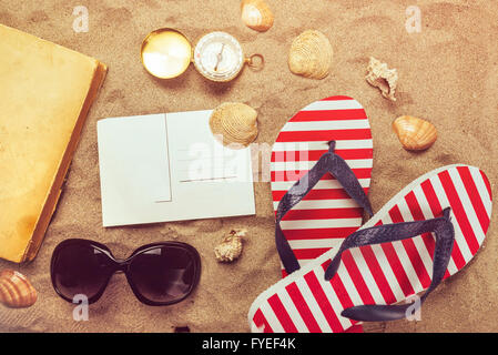 Bereit, Sommer Urlaub Urlaub Strandaccessoires am Sandstrand, im Sommer-Lifestyle-Objekten in Wohnung lag Draufsicht Anordnung. Stockfoto