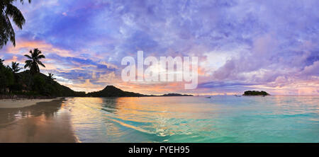 Tropischer Strand Cote d ' or bei Sonnenuntergang, Seychellen Stockfoto