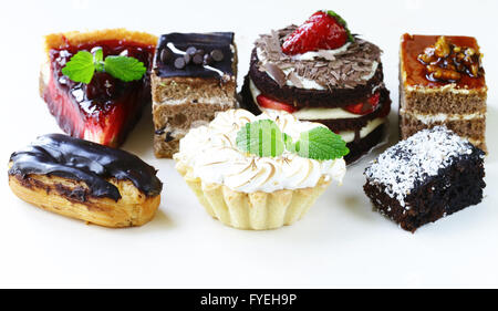 Verschiedene Desserts, Kuchen und Gebäck auf einem weißen Hintergrund Stockfoto