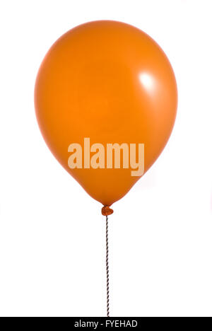 Orangefarbenen Ballon auf weißem Hintergrund Stockfoto