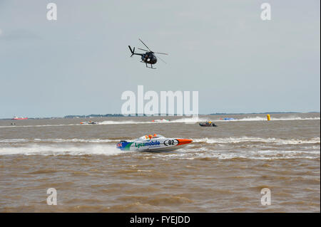 P1 Superstock Powerboat racing entlang der Humber vorbei an der Marina in der Stadt Hull, die von einem Hubschrauber aus gefilmt Stockfoto