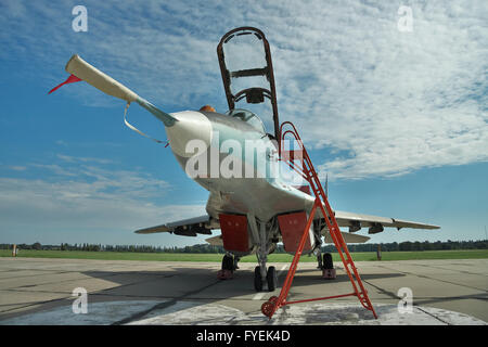 Vasilkov, Ukraine - 19. Juni 2010: Ukrainische Luftwaffe MiG-29 Kampfflugzeug geparkt auf dem Vorfeld auf dem Luftwaffenstützpunkt Stockfoto