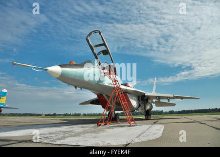 Vasilkov, Ukraine - 19. Juni 2010: Ukrainische Luftwaffe MiG-29 Kampfflugzeug geparkt auf dem Vorfeld auf dem Luftwaffenstützpunkt Vorbereitungen für eine t Stockfoto