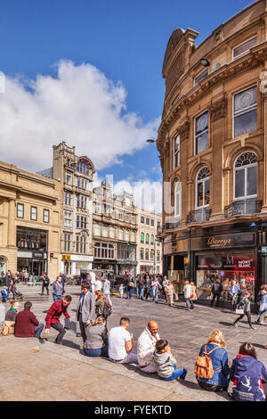 Genießen Sie die Frühlingssonne im Zentrum von Newcastle-upon-Tyne, Ecke Grey Street und Blackett Straße, Tyne und wir Massen Stockfoto