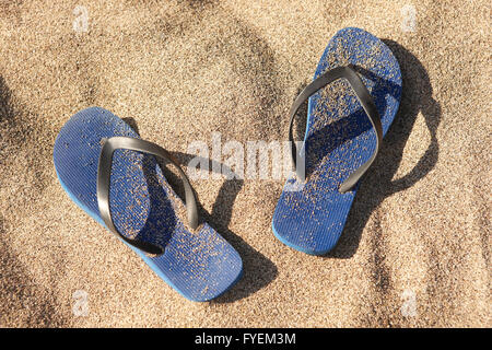 Blaue Kunststoff Riemen im Sand. Horizontale Stockfoto