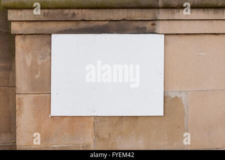 Steigen Sie an einem HSBC Geldautomat oder Geldautomaten in einer geschlossenen ländlichen Bank in Chirk North Wales UK Stockfoto