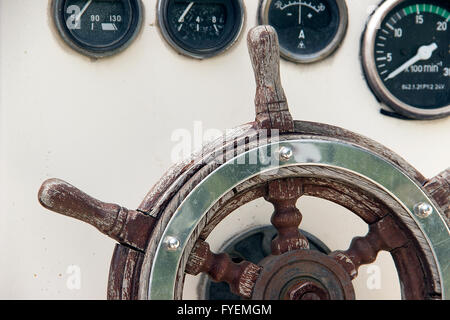 Belgrad, Serbien - Holz Lenkrad und Armaturenbrett in einem verwitterten Motorboot-cockpit Stockfoto