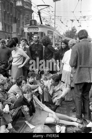 Demonstranten blockieren die Straßenbahnlinien am Stachus in München. Tausende von Studenten, Arbeiter und Angestellte demonstrierten am 29. Mai 1968 gegen die dritte Lesung der Notstandsgesetze im Bundestag. Stockfoto