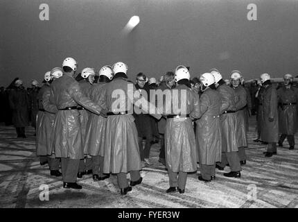 Umkreist. Studentenführer Daniel Cohn-Bendit und Karl Dietrich Wollf und einer größeren Gruppe von Jugendlichen wollten, Black Panther-Führer "Big Man" am Flughafen in Frankfurt Am Main am 13. Dezember 1969 begrüßen zu dürfen. Die Jugendlichen, die es auf dem Vorfeld des Flughafens gemacht, wurden von der Polizei umzingelt und in das Flughafengebäude zurückgedrängt, 18 Menschen wurden vorübergehend verhaftet wegen einem Handgemenge. Großer Mann hatte zurück zu Paris in der Zwischenzeit wegen eines Einreiseverbots geschickt. Stockfoto