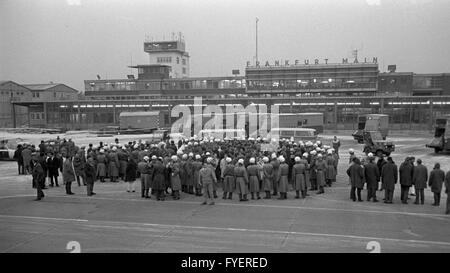 Umkreist. Studentenführer Daniel Cohn-Bendit und Karl Dietrich Wollf und einer größeren Gruppe von Jugendlichen wollten, Black Panther-Führer "Big Man" am Flughafen in Frankfurt Am Main am 13. Dezember 1969 begrüßen zu dürfen. Die Jugendlichen, die es auf dem Vorfeld des Flughafens gemacht, wurden von der Polizei umzingelt und in das Flughafengebäude zurückgedrängt, 18 Menschen wurden vorübergehend verhaftet wegen einem Handgemenge. Großer Mann hatte zurück zu Paris in der Zwischenzeit wegen eines Einreiseverbots geschickt. Stockfoto