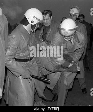 Umkreist. Studentenführer Daniel Cohn-Bendit und Karl Dietrich Wollf und einer größeren Gruppe von Jugendlichen wollten, Black Panther-Führer "Big Man" am Flughafen in Frankfurt Am Main am 13. Dezember 1969 begrüßen zu dürfen. Die Jugendlichen, die es auf dem Vorfeld des Flughafens gemacht, wurden von der Polizei umzingelt und in das Flughafengebäude zurückgedrängt, 18 Menschen wurden vorübergehend verhaftet wegen einem Handgemenge. Großer Mann hatte zurück zu Paris in der Zwischenzeit wegen eines Einreiseverbots geschickt. Stockfoto