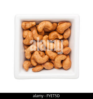 Gerösteten Cashew-Nüssen in eine quadratische Schale isoliert auf weißem Hintergrund Stockfoto