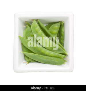 Zuckerschoten in eine quadratische Schale isoliert auf weißem Hintergrund Stockfoto